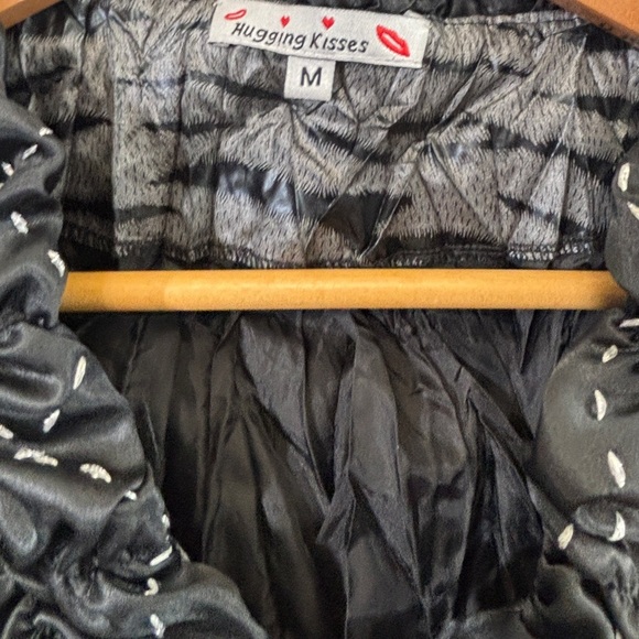 Elegant Black Ruffled Blouse - Picture 3 of 4